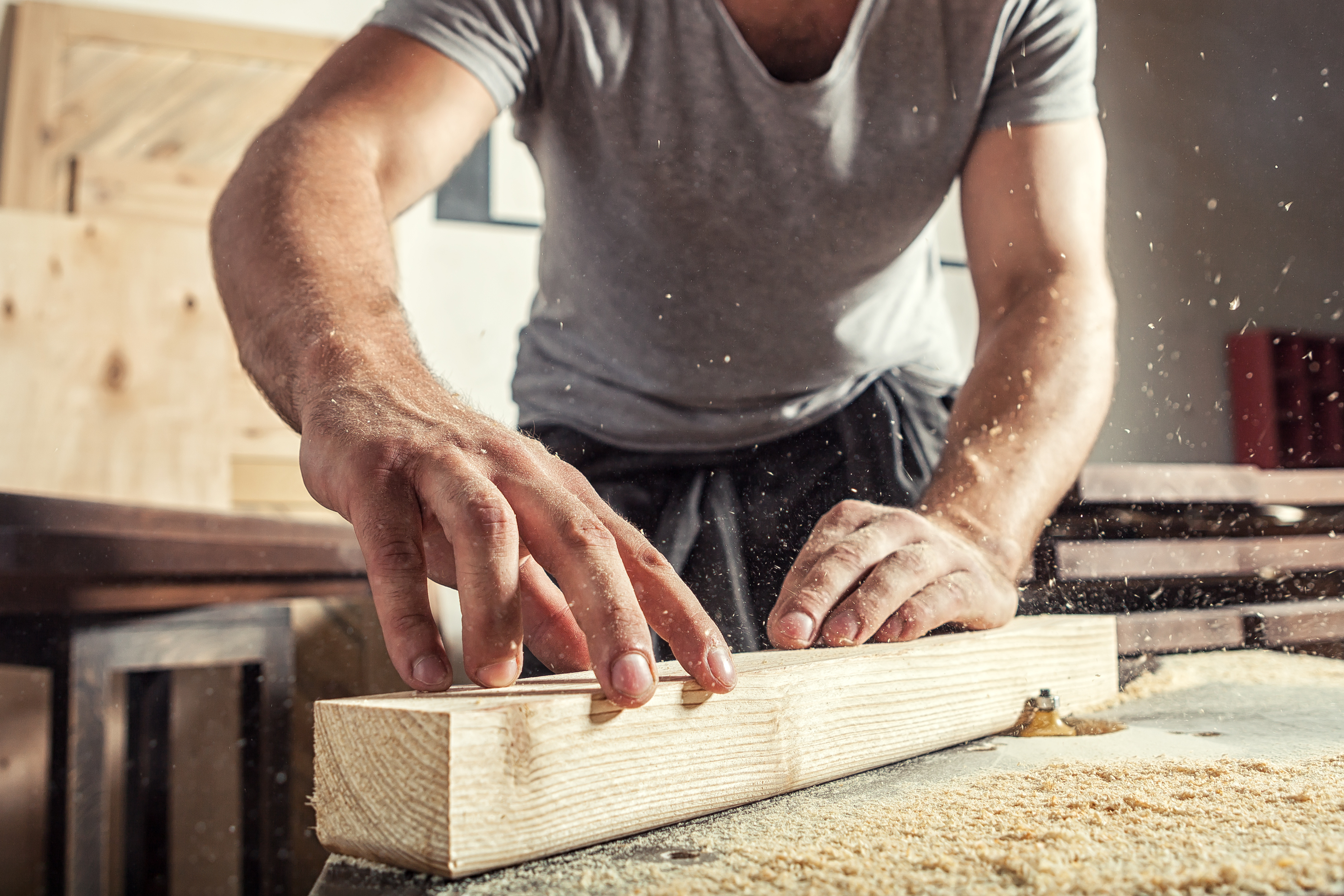 Make wood. Шлифовщик по дереву. Руки столяра. Рабочий по дереву. Столяр шлифовщик.